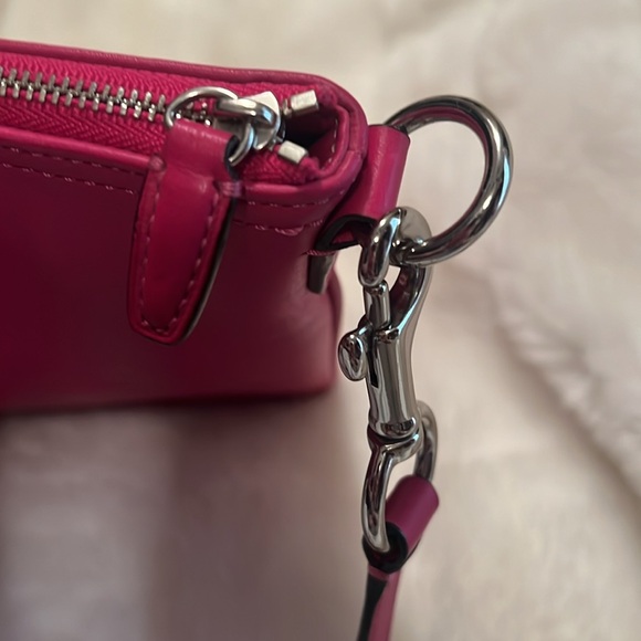 🩷COACH HOT PINK 🩷 Crossbody Bag. Gorgeous alone or with set. All pieces 🩷 - Picture 5 of 9